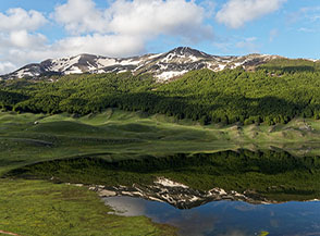 Il Monte Cornacchia si riflette sulle acque del Lago di Camardosa, un vasto lago effimero che si forma a primavera alle sue pendici.
