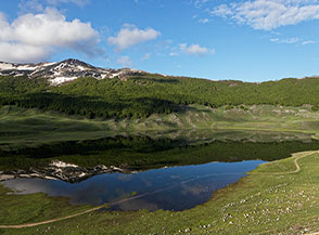 Il vasto Lago effimero di Camardosa, che si forma con la fusione della neve a primavera alle pendici del Monte Cornacchia.