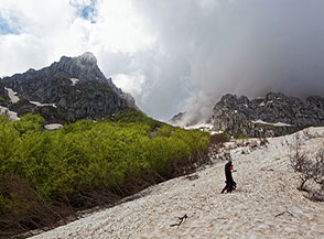 Sul vasto nevaio ai piedi del Canalone Maiori.