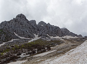 Vista sulla cresta rocciosa che chiude il Canaloni Maiori sul fianco orientale.
