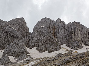 Particolare sul severo e articolato fianco orientale del Canalone Maiori.
