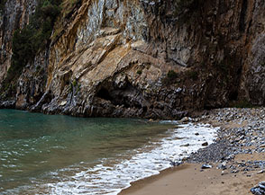 Sulla spiaggia dell&rsquo;insenatura piccola della Cala del Buondormire.