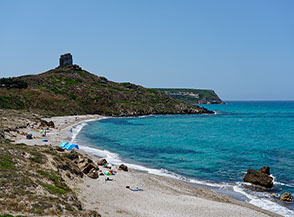 Spiaggia di San Giovanni di Sinis con la torre omonima sullo sfondo.