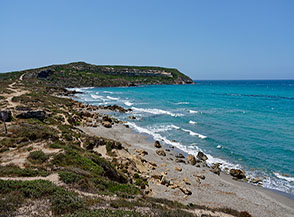 Spiaggia di Capo San Marco con la punta omonima sullo sfondo.