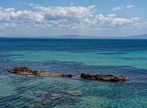 &ldquo;A pelo d&rsquo;acqua&ldquo; (scogli alle Calette di Mare Morto a Capo San Marco).