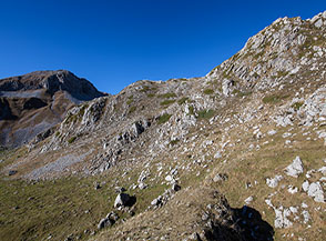 Vista lungo la via di salita sul versante occidentale del Cappello del Prete, sullo sfondo il Monte Cavallo.