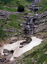 Nevaio ai piedi della Cascata delle Scalette.