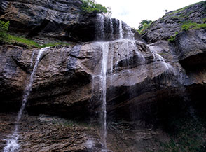 Il tetto roccioso scavalcato dalla Cascata delle Barche.