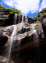 Il tetto strapiombante da cui cade la Cascata delle Barche.