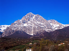 Lo stupefacente Paretone del Gran Sasso, formato dal Versante Nord-Est della Vetta Orientale del Corno Grande e della sua Anticima Nord, separate da un lungo canalone obliquo (la Via Jannetta).