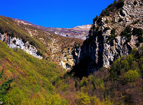 Il budello alla testata del Fosso Vittore dove precipita la Cascata di Biselli.