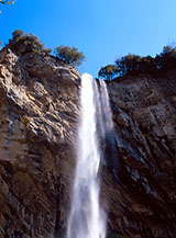 Il salto roccioso scavalcato dalla stupenda Cascata di Biselli.