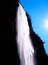 La spumeggiante colonna d&rsquo;acqua della Cascata di Biselli.