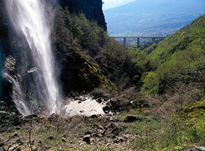 Il laghetto che si forma ai piedi della Cascata di Biselli.