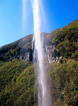 Dietro la Cascata di Biselli, punto di vista insolito e spettacolare per vedere una cascata.