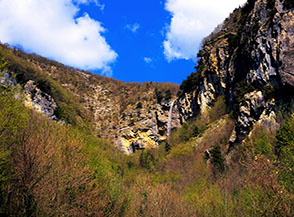 La Cascata di Biselli precipita dalle pareti che chiudono il Fosso Vittore.