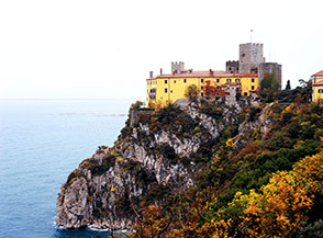 IL Castello di Duino a picco sul mare triestino.