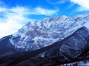 La tenebrosa Parete Nord del Monte Camicia (con il Dente del Lupo sulla sx) vista dal Castello di Pagliara.