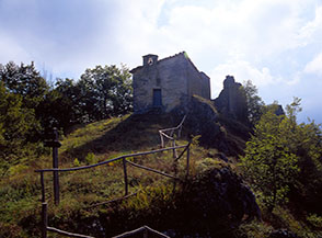 L&rsquo;Eremo di Santa Maria a Pagliara costruito fra i ruderi del Castello di Pagliara.