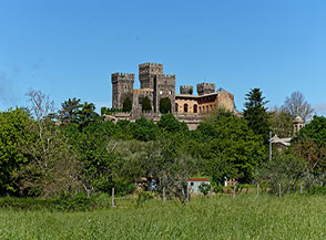 Il Castello di Torre Alfina emerge dall&rsquo;altopiano.
