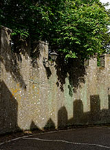 &ldquo;Ombre merlate&ldquo; (lungo la rampa d&rsquo;accesso al Castello di Torre Alfina).