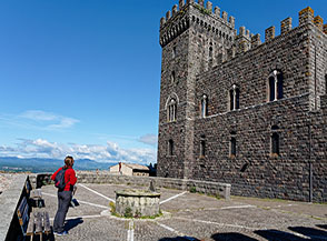 La facciata all&rsquo;ingresso alto del Castello di Torre Alfina.