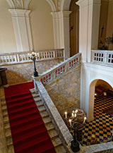 La scalinata per il piano nobile (Castello di Torre Alfina).