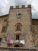 Torre lungo l&rsquo;antica cinta muraria del borgo di Torre Alfina.