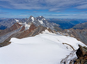 Da Cima Cevedale o Zufallspitzen panorama verso nord-ovest: sullo sfondo il Gran Zebr&ugrave; ed il Monte Ortles (al centro), sotto di noi il bianco mantello della Vedretta di Cedec.