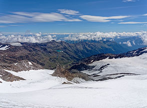 Vista sulla Vedretta Orientale del Cevedale oltre cui si delinea la Val Venezia.