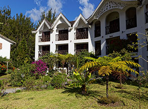 Giardino interno all&rsquo;Hotel Le Vieux Cep a Cilaos.