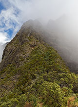 Le nuvole s&rsquo;infrangono sulla cresta a Col du Ta&iuml;bit.