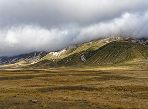 Vista sui prati del Piano di Pietranzoni alle pendici del Brancastello.