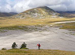 Lungo la salita del Monte Faeto con il Monte San Gregorio di Paganica sullo sfondo.