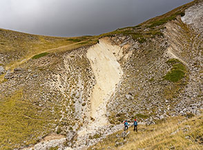 Attraversamento del fosso ai piedi del Versante Sud della Cima Bifida di Monte Faeto.