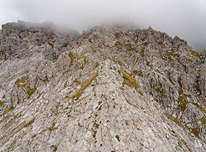 La Cima Bifida Settentrionale (in primo piano) ripresa dalla gemella meridionale.