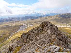La Cima Bifida Meridionale ripresa da quella Settentrionale, di una decina di metri pi&ugrave; alta.