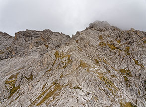 Vista verso la Forchetta di Santa Colomba (al centro) seminascosta dalle guglie rocciose della montagna.
