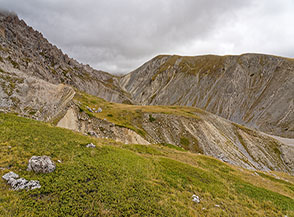 Tra le coste de la Canala lo sguardo si allunga verso Cima le Veticole (al centro).