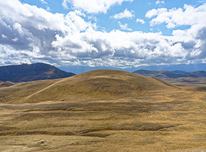 Il grande mammellone del Monte Paradiso s&rsquo;innalza tra i prati dorati di Campo Imperatore.