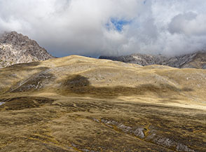 Uno sguardo alle spalle salendo a Monte Paradiso (vista su le Veticole).