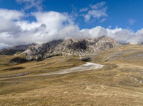 L&rsquo;uscita su Campo Imperatore del fiume di ghiaie de la Canala.