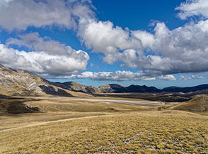 Vista sul settore pi&ugrave; orientale di Campo Imperatore da Monte Paradiso.
