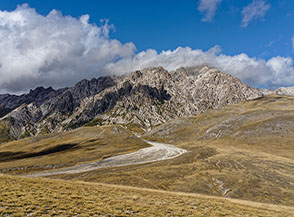 Le Coste di Sferruccio e il bianco fiume di ghiaie de la Canala ripresi da Monte Paradiso.