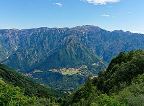 Vista sulla Vallarsa e i Monti del Pasubio.