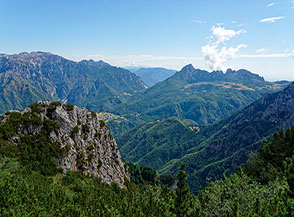 Vista verso la testata della Vallarsa dove si erge il gruppo dei monti Cornetto, Sengio Alto e Baffelan.
