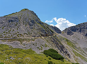 Dalla Bocchetta della Neve verso la Bocchetta Grolle .