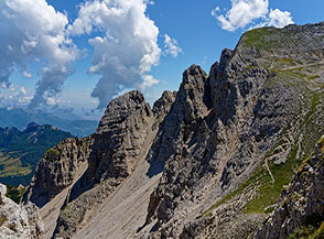 Vista sui torrioni che si affacciano sulla Valle di Pissavacca, al centro spicca Punta Cherlong.
