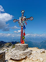 Croce di vetta a Cima Carega.