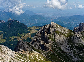 Cima Mosca vista dal Carega, alle spalle i prati di Capogrosso.
